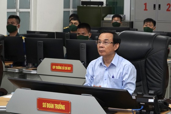 Bí thư Thành ủy TPHCM Nguyễn Văn Nên chúc tết quân đội, công an trong đêm giao thừa ảnh 7