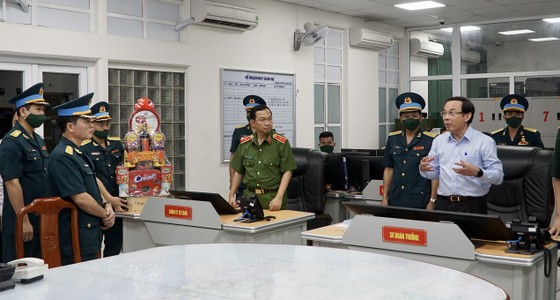 Bí thư Thành ủy TPHCM Nguyễn Văn Nên chúc tết quân đội, công an trong đêm giao thừa ảnh 8