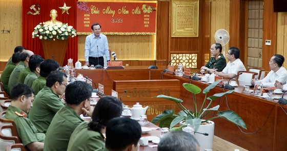 Bí thư Thành ủy TPHCM Nguyễn Văn Nên chúc tết quân đội, công an trong đêm giao thừa ảnh 9
