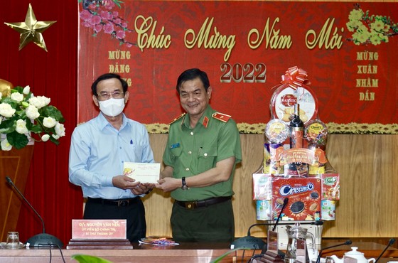 Bí thư Thành ủy TPHCM Nguyễn Văn Nên chúc tết quân đội, công an trong đêm giao thừa ảnh 10