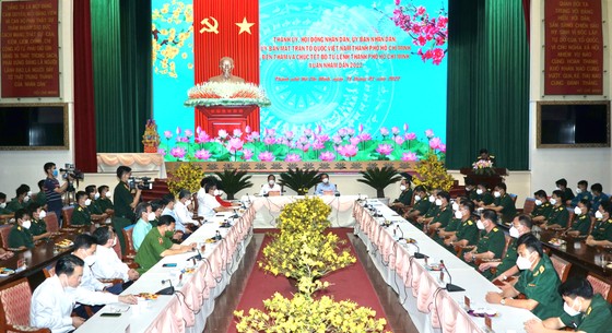 Bí thư Thành ủy TPHCM Nguyễn Văn Nên chúc tết quân đội, công an trong đêm giao thừa ảnh 1