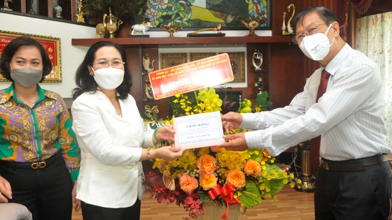 Chủ tịch HĐND TPHCM Nguyễn Thị Lệ thăm Thầy thuốc nhân dân Trần Chí Liêm và GS.TS.BS. Đặng Vạn Phước ảnh 2