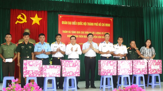 Đoàn đại biểu Quốc hội TPHCM thăm, tặng quà các đơn vị lực lượng vũ trang tại Côn Đảo ảnh 3
