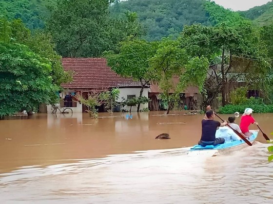 Dẹp dọn lại sau cơn lũ, một thanh niên bị điện giật chết ảnh 1