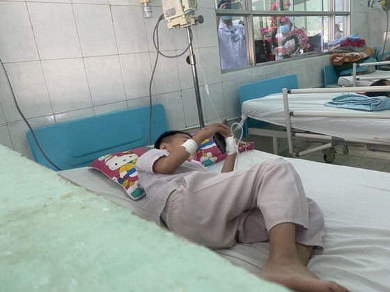 Nhặt lọ thuốc chuột trên đường đi học về, 2 học sinh cấp 1 mở uống và thương vong ảnh 2