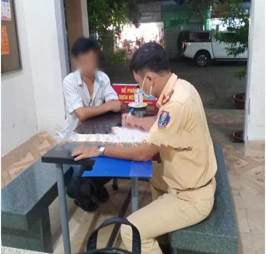 Lập biên bản vi phạm hành chính đối với tài xế xe ô tô khách 45 chỗ chạy ngược chiều ở Biên Hòa ảnh 1