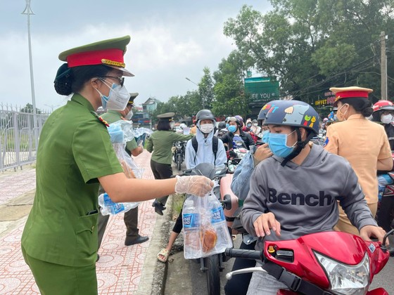 Đồng Nai: Hỗ trợ cho hơn 2.000 người dân về các tỉnh miền Trung ảnh 2
