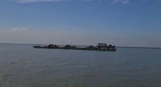 Bộ đội Biên phòng bắt giữ 4 sà lan vận chuyển trên 2.500 m³ cát trái phép ảnh 1