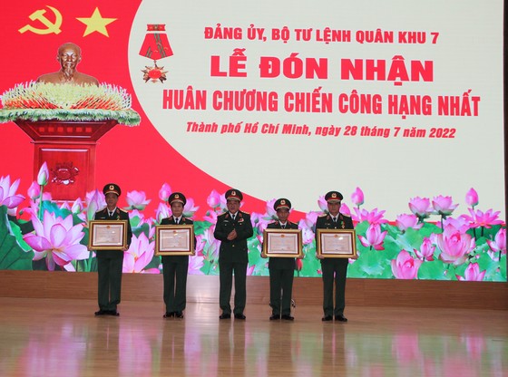 Lực lượng vũ trang Quân khu 7 đón nhận Huân chương Chiến công hạng Nhất ảnh 2