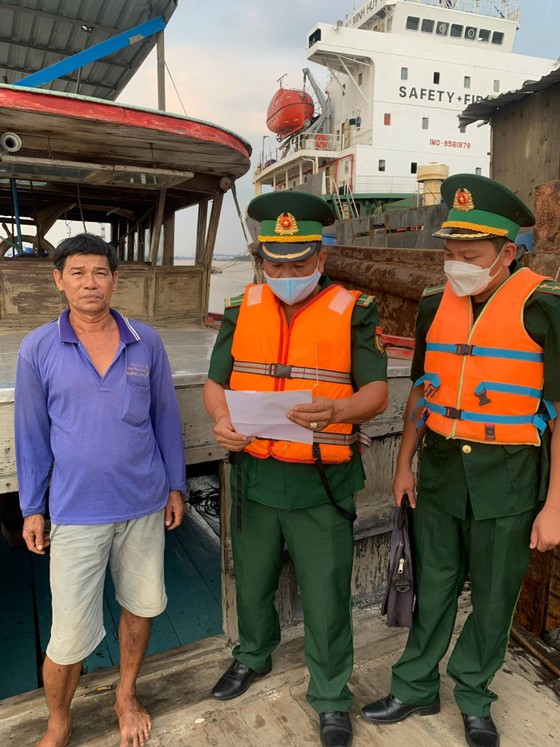 Va chạm giữa sà lan và đầu kéo trên sông Nhà Bè ảnh 1