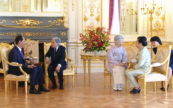 Nhà vua và Hoàng hậu Nhật Bản tiễn Chủ tịch nước Trần Đại Quang và Phu nhân ảnh 2