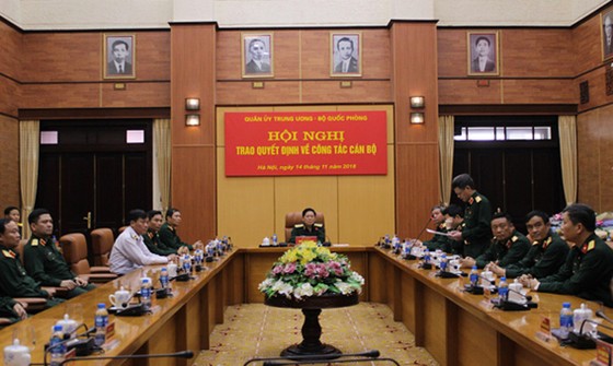 Bổ nhiệm công tác mới Tư lệnh Quân khu 4 và Tư lệnh Bộ Tư lệnh Thủ đô Hà Nội ảnh 2