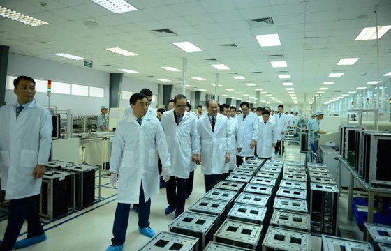 Đoàn cấp cao Triều Tiên tham quan tổ hợp nghiên cứu, sản xuất thiết bị dân sự của Viettel ảnh 3