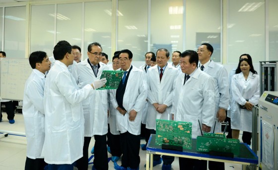 Đoàn cấp cao Triều Tiên tham quan tổ hợp nghiên cứu, sản xuất thiết bị dân sự của Viettel ảnh 4
