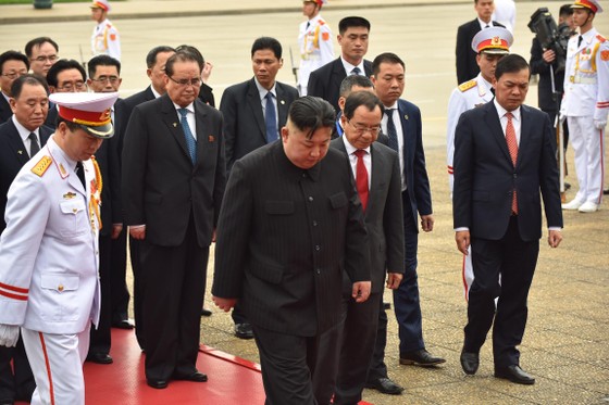 Chủ tịch Triều Tiên Kim Jong-un vào Lăng viếng Chủ tịch Hồ Chí Minh trước khi rời Hà Nội ảnh 8