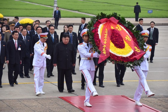 Chủ tịch Triều Tiên Kim Jong-un vào Lăng viếng Chủ tịch Hồ Chí Minh trước khi rời Hà Nội ảnh 4