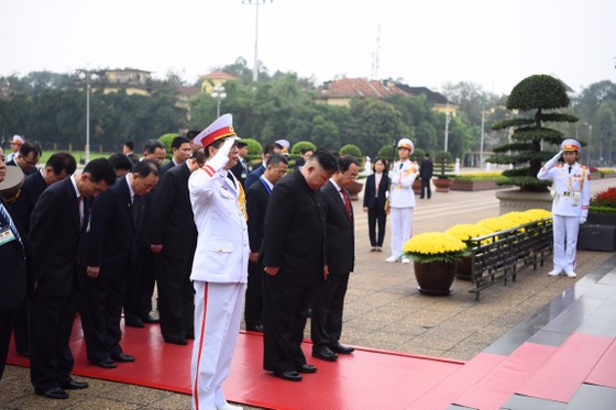 Chủ tịch Triều Tiên Kim Jong-un vào Lăng viếng Chủ tịch Hồ Chí Minh trước khi rời Hà Nội ảnh 7