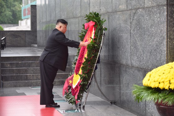 Chủ tịch Triều Tiên Kim Jong-un vào Lăng viếng Chủ tịch Hồ Chí Minh trước khi rời Hà Nội ảnh 6