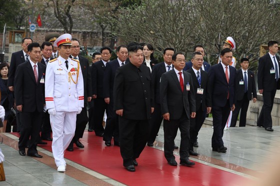 Chủ tịch Triều Tiên Kim Jong-un vào Lăng viếng Chủ tịch Hồ Chí Minh trước khi rời Hà Nội ảnh 12