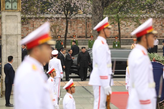 Chủ tịch Triều Tiên Kim Jong-un vào Lăng viếng Chủ tịch Hồ Chí Minh trước khi rời Hà Nội ảnh 10