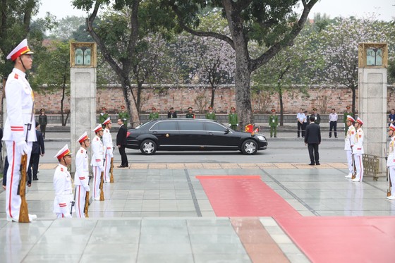 Chủ tịch Triều Tiên Kim Jong-un vào Lăng viếng Chủ tịch Hồ Chí Minh trước khi rời Hà Nội ảnh 9