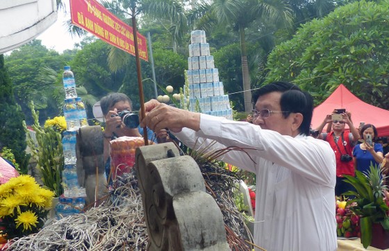 Nguyên Chủ tịch nước Trương Tấn Sang dâng hương, hoa tri ân các anh hùng, liệt sĩ tại Vị Xuyên ảnh 3