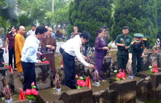 Nguyên Chủ tịch nước Trương Tấn Sang dâng hương, hoa tri ân các anh hùng, liệt sĩ tại Vị Xuyên ảnh 6