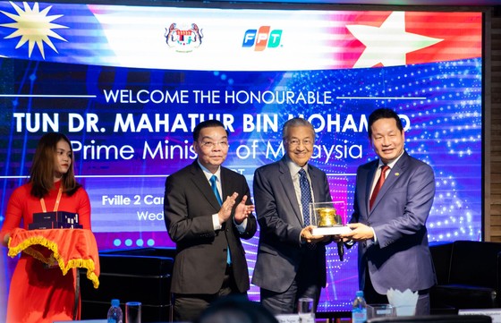 Thủ tướng Malaysia giao lưu về phát triển công nghệ và chuyển đổi số tại FPT ảnh 1
