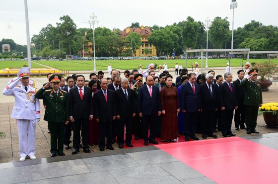 Lãnh đạo Đảng và Nhà nước vào Lăng viếng Chủ tịch Hồ Chí Minh ảnh 3