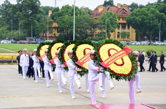 Lãnh đạo Đảng và Nhà nước vào Lăng viếng Chủ tịch Hồ Chí Minh ảnh 1