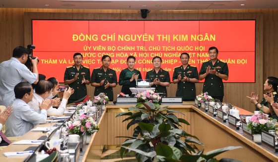Chủ tịch Quốc hội Nguyễn Thị Kim Ngân yêu cầu Viettel tiếp tục tiên phong kiến tạo cuộc sống số tại Việt Nam ảnh 5