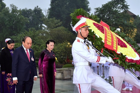 Đại biểu dự Đại hội XIII của Đảng vào Lăng viếng Chủ tịch Hồ Chí Minh ảnh 5