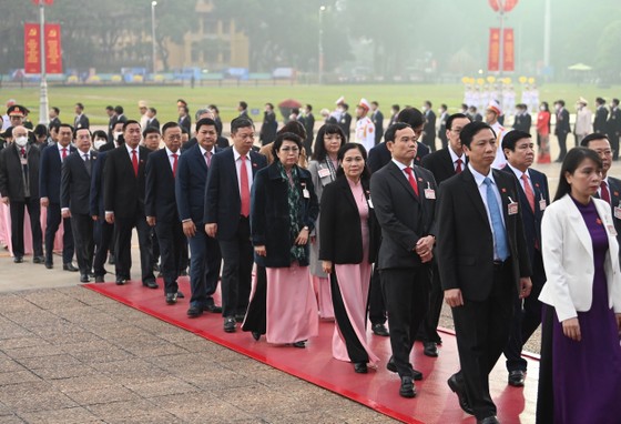 Đại biểu dự Đại hội XIII của Đảng vào Lăng viếng Chủ tịch Hồ Chí Minh ảnh 8