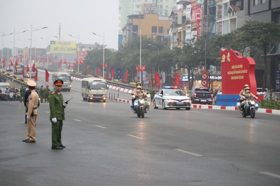 Đại biểu dự Đại hội XIII của Đảng vào Lăng viếng Chủ tịch Hồ Chí Minh ảnh 10