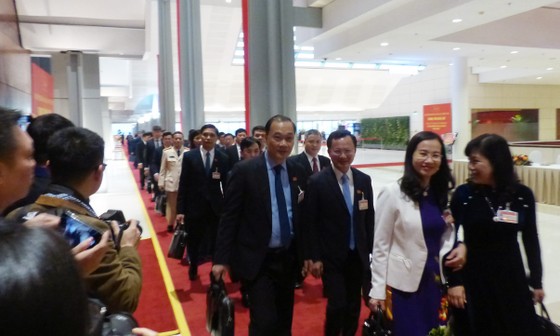 Đại biểu dự Đại hội XIII của Đảng vào Lăng viếng Chủ tịch Hồ Chí Minh ảnh 12