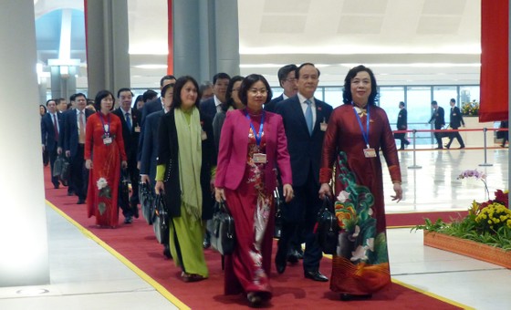 Đại biểu dự Đại hội XIII của Đảng vào Lăng viếng Chủ tịch Hồ Chí Minh ảnh 13