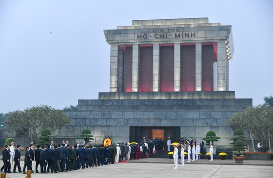 Đại biểu dự Đại hội XIII của Đảng vào Lăng viếng Chủ tịch Hồ Chí Minh ảnh 4