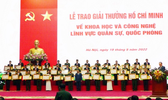 Chủ tịch nước trao Giải thưởng Hồ Chí Minh cho 2 công trình KH-CN ở lĩnh vực quân sự, quốc phòng ảnh 6
