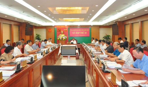 Cách chức tất cả các chức vụ trong Đảng đối với Cục trưởng Cục Quản lý giá Nguyễn Anh Tuấn ảnh 1