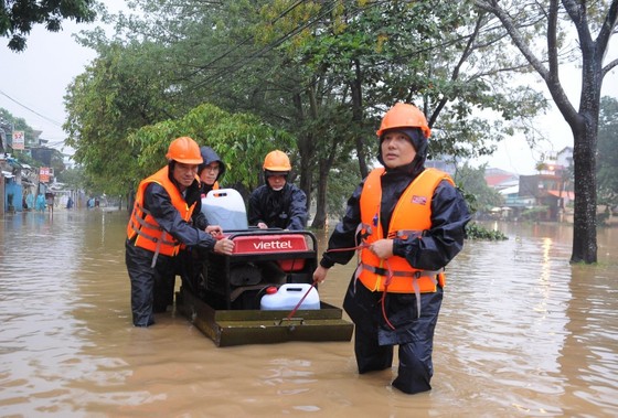 Viettel cấp tốc hỗ trợ người dân các tỉnh chịu ảnh hưởng bão Noru ảnh 2