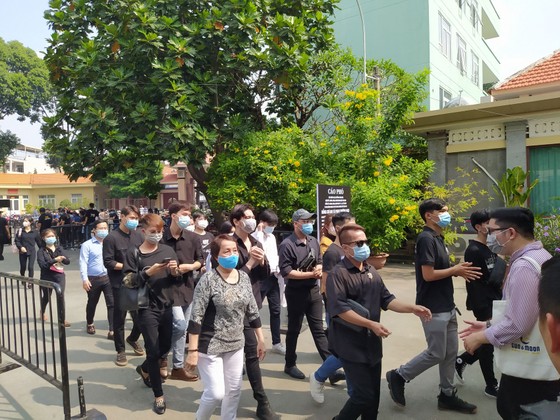 Đông đảo nghệ sĩ, người dân đến viếng, tiễn biệt nghệ sĩ Chí Tài ảnh 14