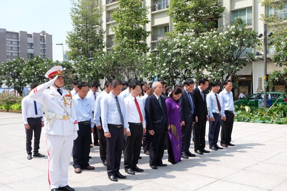 Lãnh đạo TPHCM dâng hương, dâng hoa tưởng niệm Chủ tịch Hồ Chí Minh và các anh hùng liệt sĩ ảnh 2