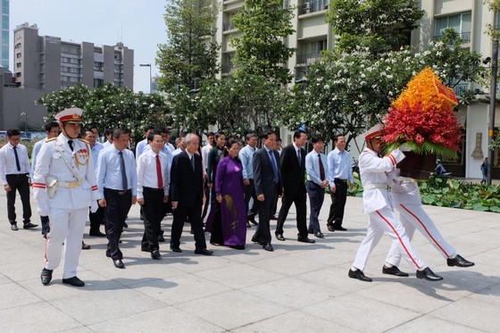 Lãnh đạo TPHCM dâng hương, dâng hoa tưởng niệm Chủ tịch Hồ Chí Minh và các anh hùng liệt sĩ ảnh 1
