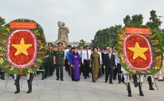 Lãnh đạo TPHCM dâng hương, dâng hoa tưởng niệm Chủ tịch Hồ Chí Minh và các anh hùng liệt sĩ ảnh 3