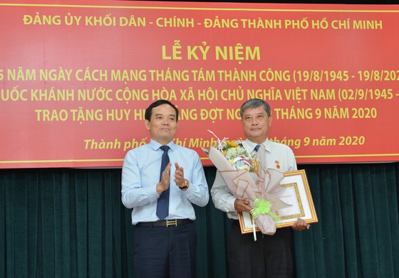 24 đảng viên thuộc Đảng bộ Khối Dân - Chính - Đảng TPHCM nhận Huy hiệu Đảng ảnh 5