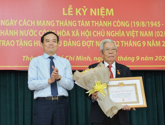 24 đảng viên thuộc Đảng bộ Khối Dân - Chính - Đảng TPHCM nhận Huy hiệu Đảng ảnh 2