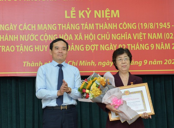 24 đảng viên thuộc Đảng bộ Khối Dân - Chính - Đảng TPHCM nhận Huy hiệu Đảng ảnh 3