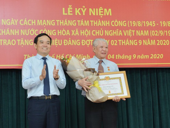 24 đảng viên thuộc Đảng bộ Khối Dân - Chính - Đảng TPHCM nhận Huy hiệu Đảng ảnh 4