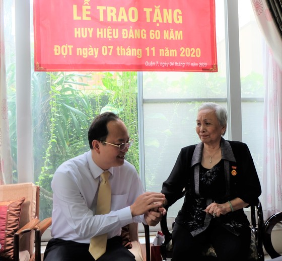 Phó Bí thư Thành ủy TPHCM Nguyễn Hồ Hải trao Huy hiệu Đảng cho đảng viên cao tuổi Đảng ảnh 2