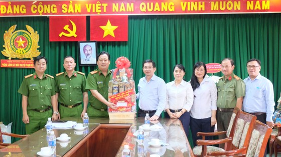 Lãnh đạo TPHCM chúc tết lực lượng vũ trang ảnh 2